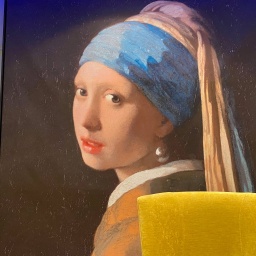 Eine Reproduktion des Gemäldes &quot;Das Mädchen mit dem Perlenohrring&quot; des Malers Jan Vermeer
