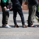 Migranten stehen in einer Schlange in der Erstaufnahme-Einrichtung (EAE) des Landes Brandenburg in Eisenhüttenstadt.