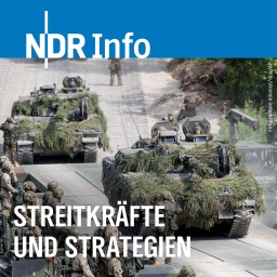 Bundeswehrsoldaten überqueren während des Nato-Manövers "Iron Wolf 2017" über eine Pontonbrücke den Fluß Neris mit ihren Panzern.