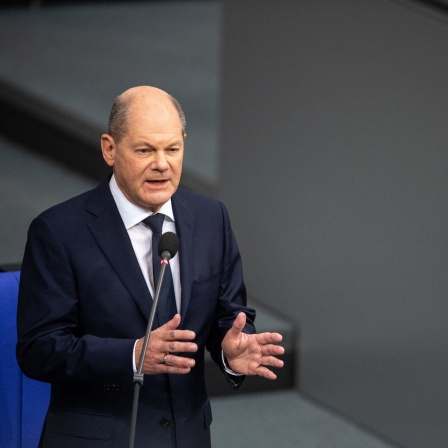 Bundeskanzler Olaf Scholz spricht im Bundestag. 