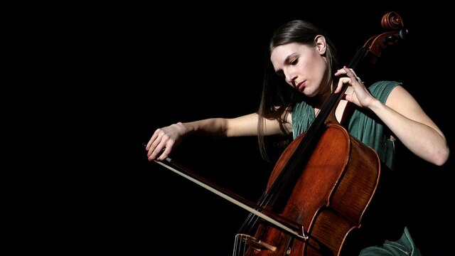 Die Solo-Cellistin Irina Konchalevska (Sandra Stojiljkovic) ist eine Virtuosin an ihrem Instrument, doch nun hat die Russenmafia sie im Visier.