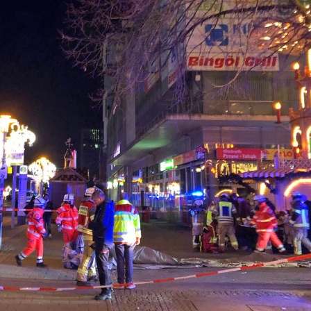 Einsatzkräfte von Rettungsdiensten sind im Einsatz auf dem Weihnachtsmarkt in Magdeburg. Auf dem Weihnachtsmarkt ist ein Autofahrer in eine Menschengruppe gefahren.