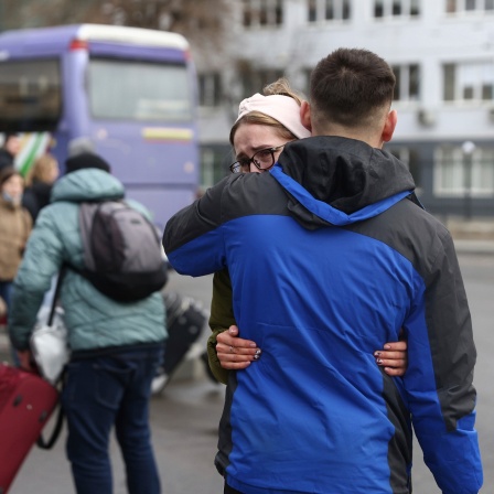 Ein ukrainisches Paar umarmt sich auf einer Straße in Lwiw (Westukraine)