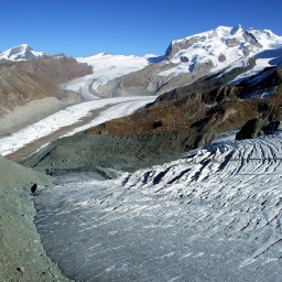 Eismassen bewegen sich am Theodulgletscher am kleinen Matterhorn talwärts und schmelzen dabei.