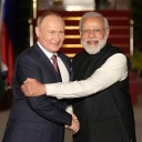 Der russische Machthaber Wladimir Putin (links) und der indische Präsident Narendra Modi umarmen sich.