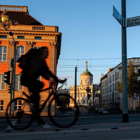 Ein Mann fährt auf einem Fahrrad durch Potsdam.