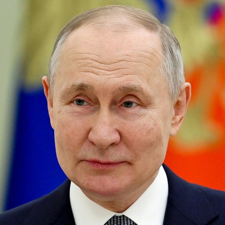 Ein Porträtbild zeigt den russischen Präsidenten Wladimir Putin im Kreml in Moskau.