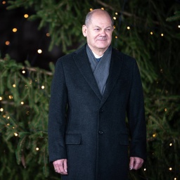 Olaf Scholz vor dem Weihnachtsbaum am Kanzleramt in Berlin