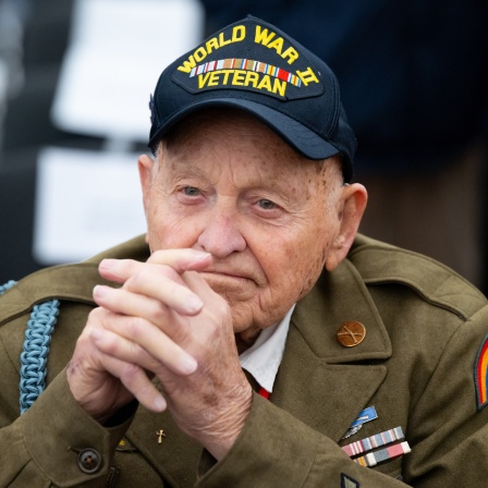 Das Bild zeigt Bud Gahs, Veteran der US-Truppen und Repräsentant der Befreier des KZ Dachau.