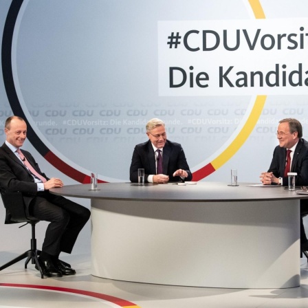 Die drei Kandidaten für den Vorsitz der CDU Deutschlands, Friedrich Merz (l-r), Norbert Röttgen und Armin Laschet, sitzen vor Beginn eines Online-Video-Talkformats, in dem live aus dem Konrad-Adenauer-Haus Fragen der CDU-Mitglieder beantwortet werden, a