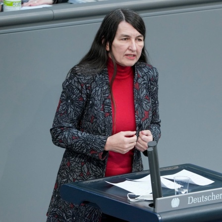 Kirsten Luehmann im Portrait 2021 bei einer Rede im Bundestag.