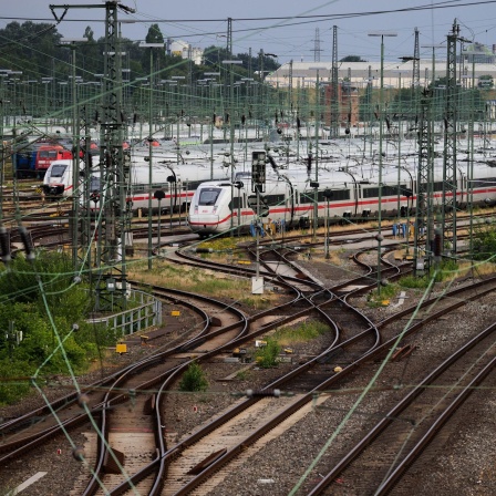ICE-Züge der Deutschen Bahn (DB) stehen in einem Betriebswerk auf den Gleisen