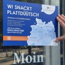 "Wi snackt Platt"-Schild bei der Niederdeutschen Bibliothek von der Carl-Toepfer-Stiftung in Hamburg.