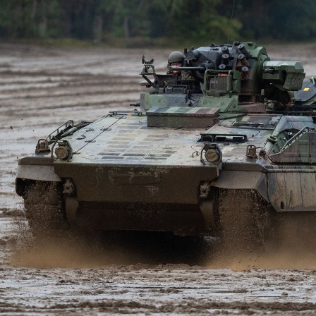 Ein Schützenpanzer der Bundeswehr vom Typ "Marder" fährt bei einer Informationslehrübung über einen Übungsplatz.