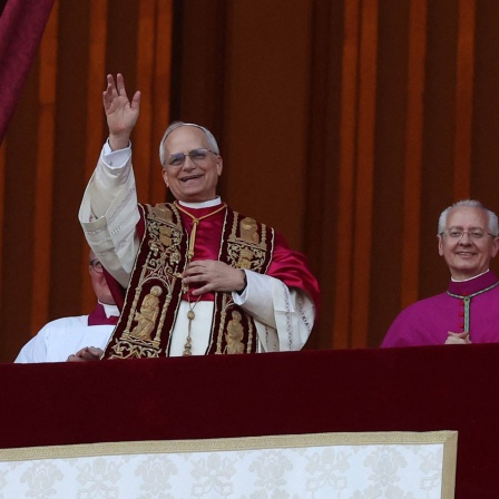 Papst Leo XIV winkt den Menschen zu