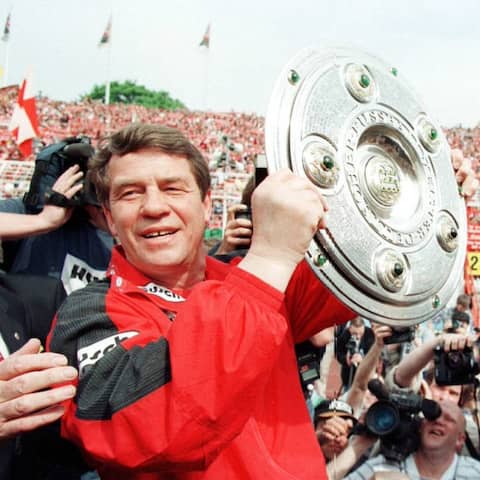 Der Lauterer Trainer Otto Rehhagel präsentiert 1998 die Meisterschale nach dem Gewinn der Deutschen Meisterschaft im Herrenfußball