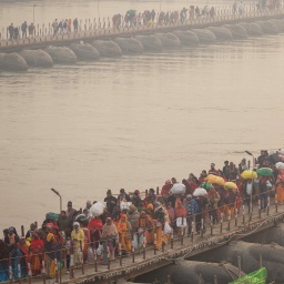 Menschen auf dem Weg zum Kumbh Mela in Prayagraj