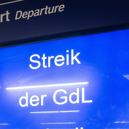 Eine Anzeigetafel der Bahn, die auf den GdL Streik hinweist