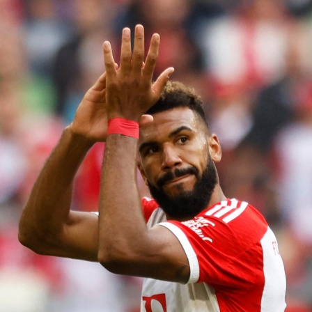 Bayerns Eric Maxim Choupo-Moting klatscht bei seiner Auswechlsung.