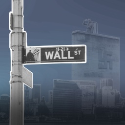 Ein Straßenschild der Wall Street in New York, dahinter die New Yorker Skyline und Adolf Hitler beim Reichsparteitag in Nürnberg.