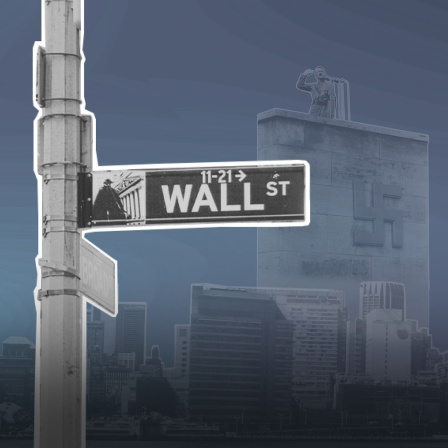 Ein Straßenschild der Wall Street in New York, dahinter die New Yorker Skyline und Adolf Hitler beim Reichsparteitag in Nürnberg.