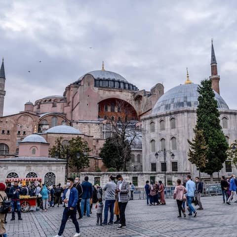 Außenansicht der Hagia Sophie an Istanbul mit Besuchern auf dem Vorplatz