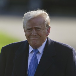 Präsident Donald Trump spricht vor der Presse, bevor er das Weiße Haus zum Trump National Golf Club Bedminster verlässt.