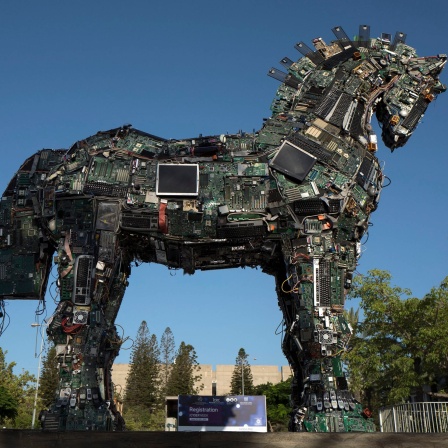 &#034;Cyber ​​Horse&#034;, bestehend aus Computern und Mobiltelefonen, im Juni 2016 in Tel Aviv / Israel