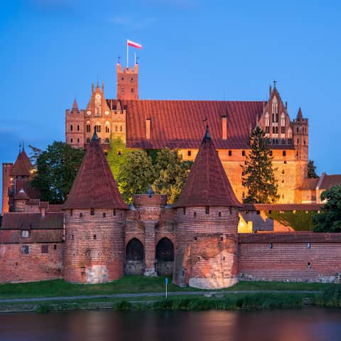 Blick auf die Marienburg im polnischen Malbork (Foto: imago images / Agestockfotos)