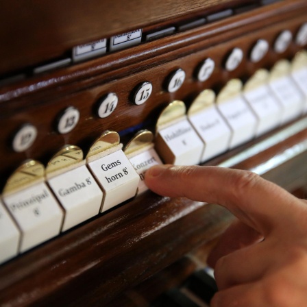 Nahaufnahme eines Fingers, der eine Taste drückt: Der Organist des Leipziger Gewandhauses, Michael Schönheit, übt am 26.06.2015 für ein Festkonzert auf der restaurierten Orgel der Kirche St. Afra in Meißen (Sachsen).