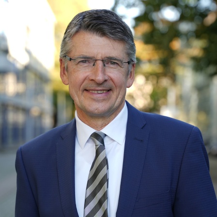 Ralf Martin Meyer steht vor dem Funkhaus.