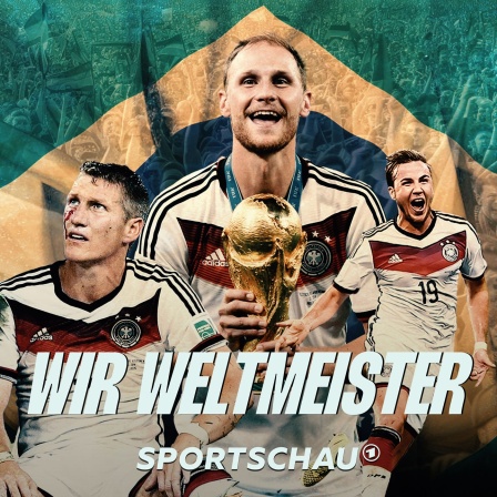 Benedikt Höwedes stemmt den Weltmeister-Pokal vor der brasilianischen Flagge in die Höhe.Im Hintergund sind Bastian Schweinsteiger und Mario Götze zu sehen.