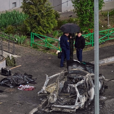 Blick auf den Tatort, an dem Generalleutnant Jaroslaw Moskalik, stellvertretender Leiter der Hauptabteilung Operative Angelegenheiten im Generalstab der russischen Streitkräfte, durch einen Sprengsatz in seinem Auto in Balaschicha vor den Toren Moskaus getötet wurde.