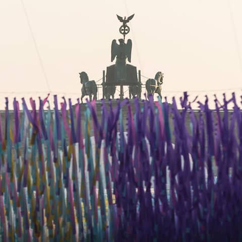 Statue "Der Rufer" und Quadriga am Brandenburger Tor bei der Kunstinstallation "Visions In Motion"