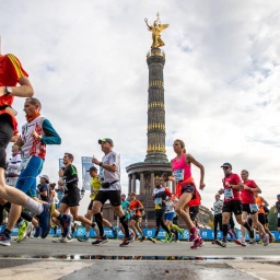 Läufer des Berlin-Marathons 2022 vor der Siegessäule