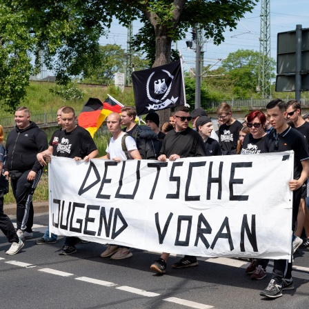 Teilnehmer der Anti-CSD-Demo der Jungen Nationalisten mit Frontbanner "Deutsche Jugend Voran" am 31.05.25 in Dresden