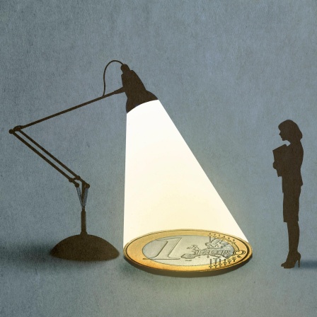 Illustration: Eine Frau betrachtet eine Euro-Münze im Scheinwerferlicht.
