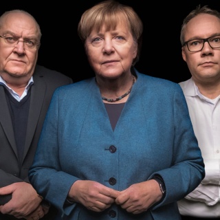 Angela Merkel mit den beiden Podcast-Hosts Holger Schmidt und Thomas Fischer