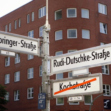 Kreuzung der Axel-Springer und Rudi Dutschke Straße (Kochstraße) in Berlin