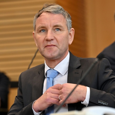 Björn Höcke (AfD), Fraktionschef, sitzt im Plenarsaal beim Sonderplenum des Thüringer Landtags