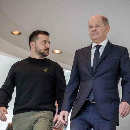Bundeskanzler Olaf Scholz (SPD, rechts) und der Präsident der Ukraine, Wolodymyr Selenskyj (links), kommen im Bundeskanzleramt zur Unterzeichnung eines langfristigen Sicherheitsabkommen beider Länder.