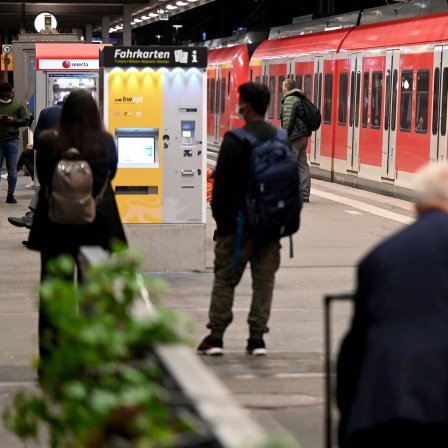 Reisende warten auf dem Bahnhof in Stuttgart auf ihren Zug. Die Lokführergewerkschaft GDL hat ihre Mitglieder zum Streik bei der Deutschen Bahn aufgerufen. 