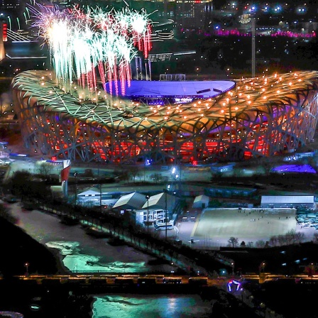 Feuerwerk explodiert während der Abschlusszeremonie der Winterspiele 2022 über dem Stadion.