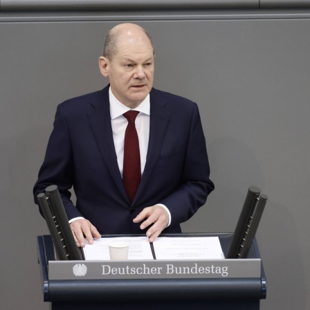 Drei Tage nach dem Angriff Russlands am 24.2.2022 auf die Ukraine spricht Olaf Scholz in einer Regierungserklärung erstmals von &#034;Zeitenwende&#034;.
