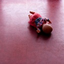 Eine Puppe liegt auf dem Boden