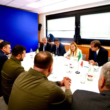 Politiker besprechen sich beim beim Gipfeltreffen der neuen Europäischen Politischen Gemeinschaft im spanischen Granada.