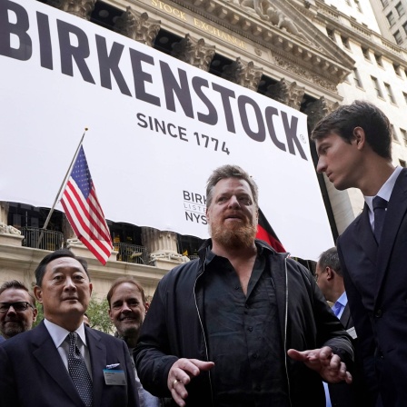 Ein Plakat mit der Aufschrift &#034;Birkenstock&#034; vor der New Yorker Börse.