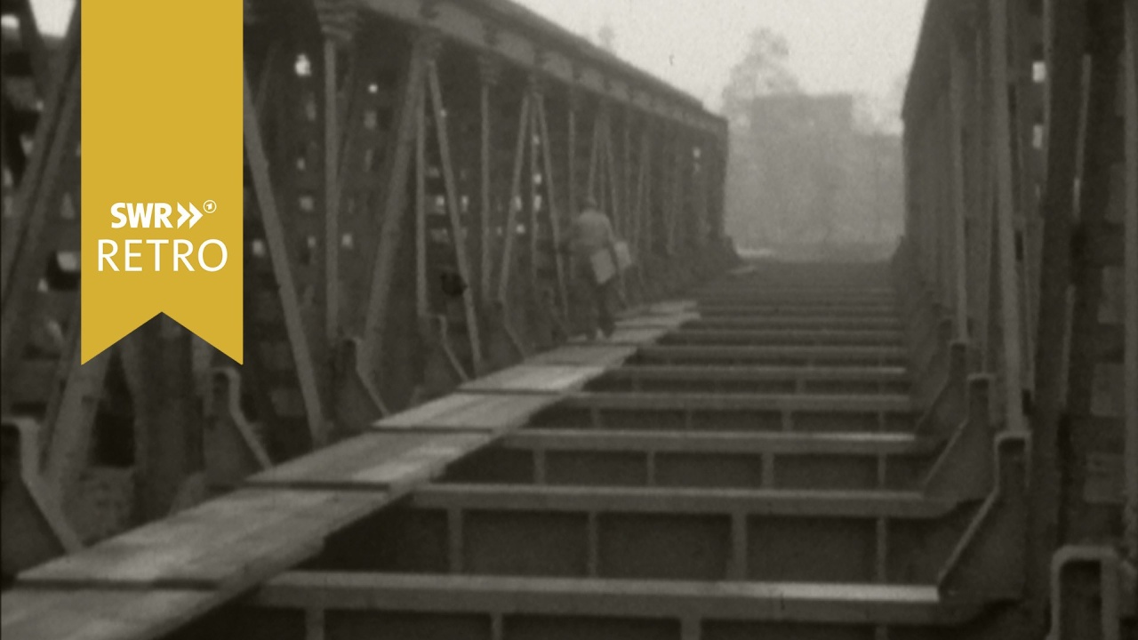 Abbruch der Behelfsbrücke in Mannheim (ohne Ton)