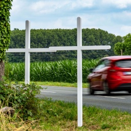 Zwei weiße Kreuze an einer Landstraße bei Kerken zum Gedenken an einen tödlichen Verkehrsunfall (2021).