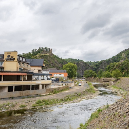 Die Ahr in Altenahr, Rheinland-Pfalz. Ein Jahr nach der Flutkatastrophe befindet sich die Region weiterhin im Wiederaufbau.
